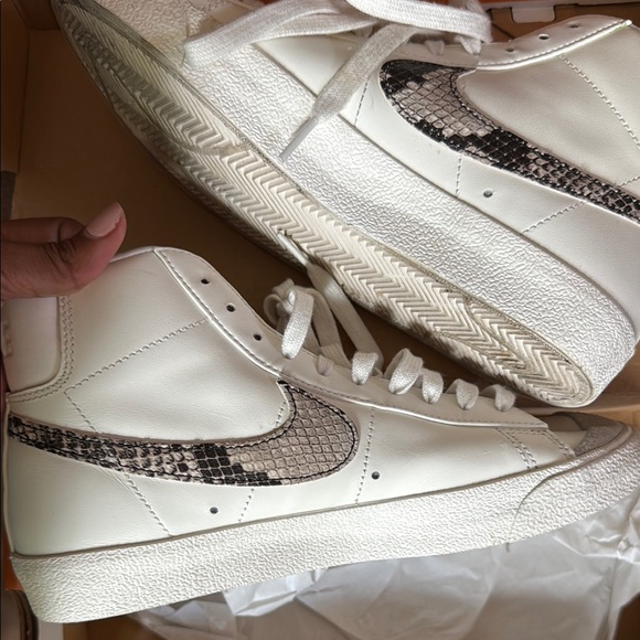 Nike Women's White Snake Pattern Blazer High-Tops - Picture 3 of 5